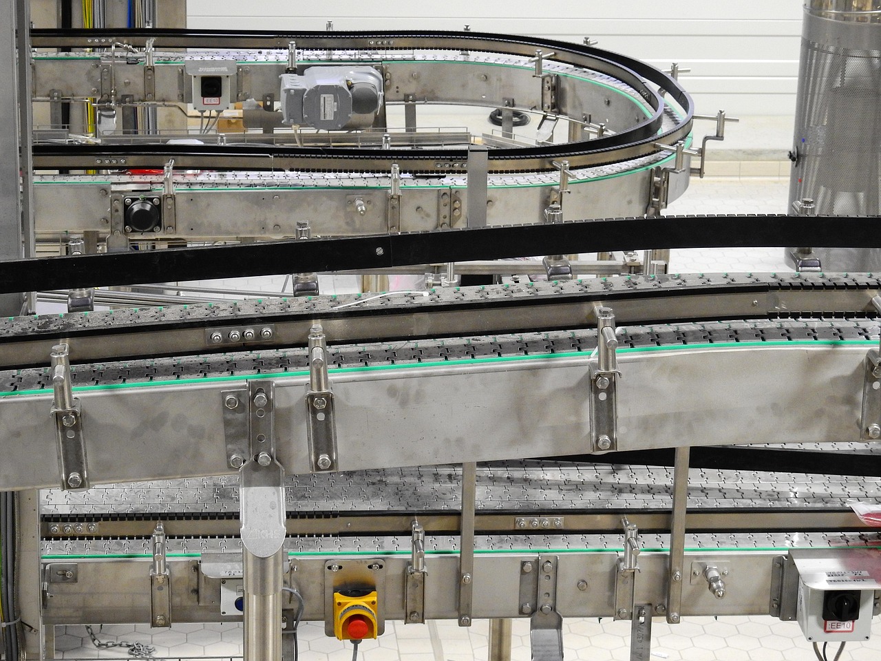 Dobór przenośników taśmowych do linii produkcyjnych – kluczowe parametry i konfiguracje